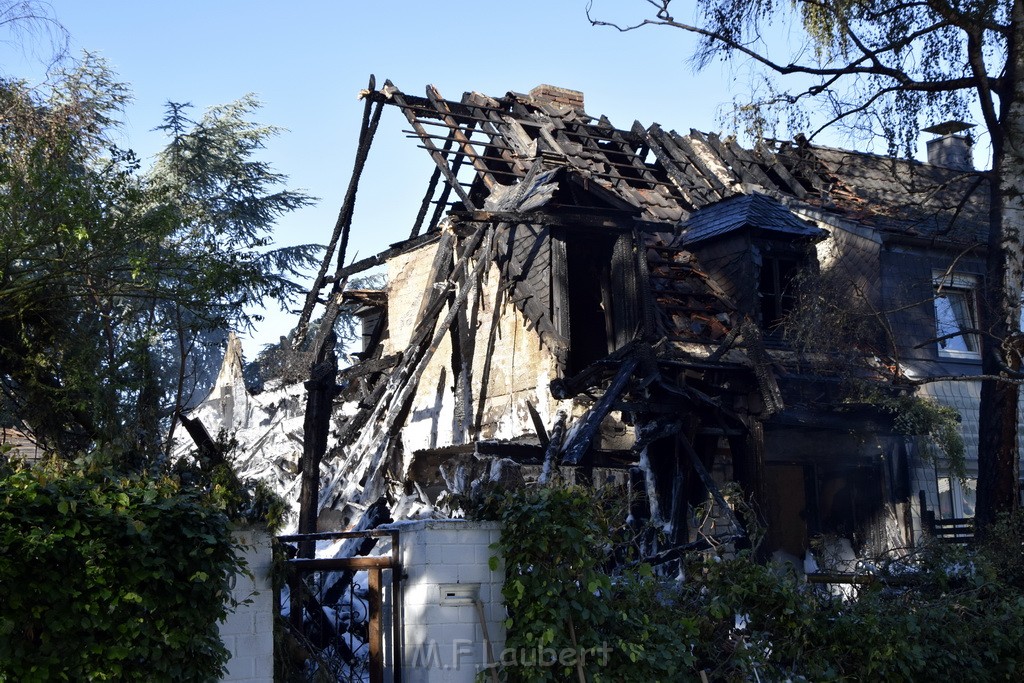 Grossfeuer Einfamilienhaus Siegburg Muehlengrabenstr P1314.JPG - Miklos Laubert